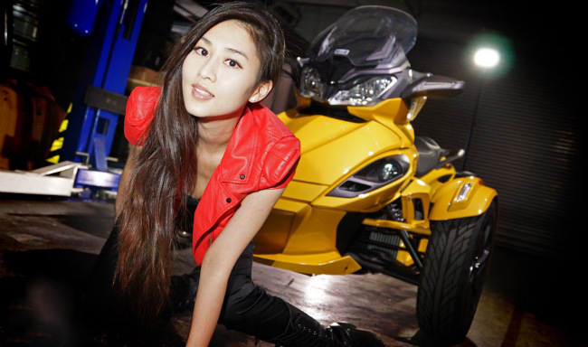 Ngắm siêu mẫu nóng bỏng bên siêu môtô Can-am